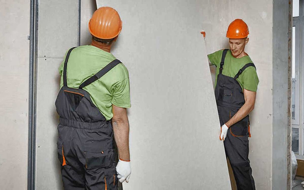 montadores segurando placa drywall gypsum